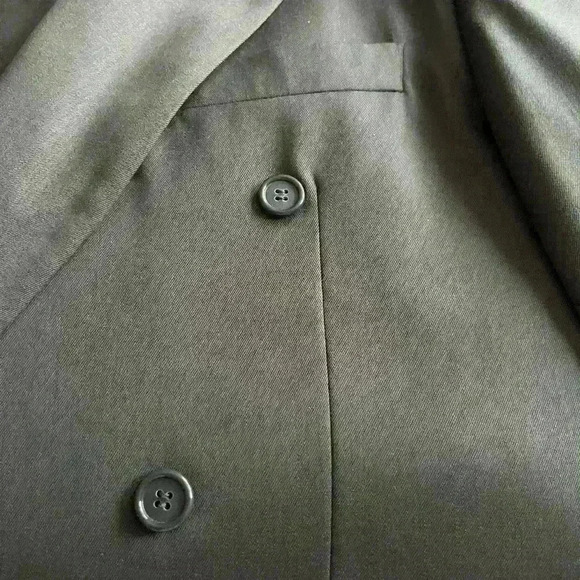 Men’s green double breasted suit. In fair condition has hole in the back of suit - Picture 12 of 12